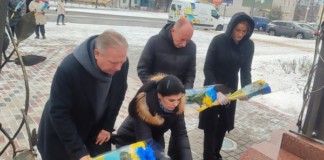У Бердичеві відсвяткували День Гідності та Свободи Сергій Орлюк поклав квіти