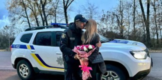 Поліцейський освідчився своїй дівчині на блокопосту Поліцейський освідчився на блокпосту