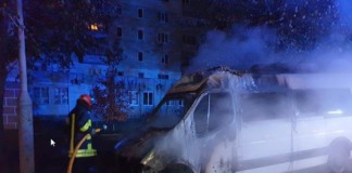 Пожежа спричинила знищення пасажирського мікроавтобуса в центрі Бердичева Пожежа у Бердичеві