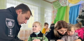 Маленькі художники із Семенівської громади розмальовують святкові пряники для Воїнів Поліція Бердичева