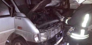Пожежа на вулиці Аширбекова: серед ночі загорівся мікроатобус Пожежа у мікроавтобусі