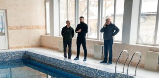Нардеп Богдан Кицак перевірив роботу басейну у Бердичеві Богдан Кицак у басейні