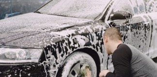 Українська професійна автохімія від FreshGlow: якість й інновації Миє авто шампунем