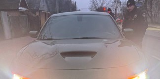 В автомобілі з різними номерами знайшли кастет Патрульна поліція зупинила авто