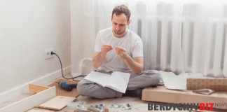 Стоит ли самому собирать мебель Собирает мебель