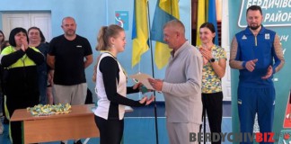Ігор Бакановський першим привітав бердичівських волейболісток з перемогою на районному етапі “Пліч-о-пліч” Ігор Бакановський привітав
