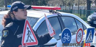 Поліція Бердичева продовжує вчити дітей безпеці на дорозі Поліція Бердичева вчить дітей безпеці