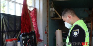 У Бердичівському районі чоловік зарубав сокирою та спробував спалити матір Вбивство у Бердичівському районі