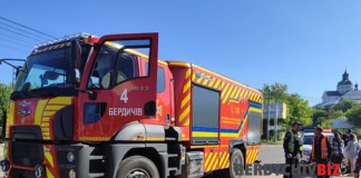 У Бердичеві рятувальники відкрили квартиру: врятували чоловіка ДТП у Бердичеві