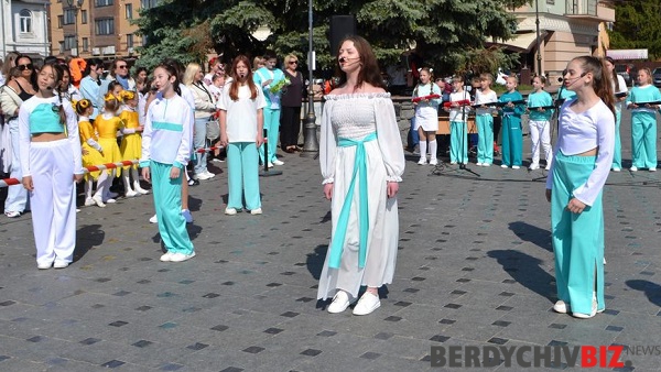 Співають діти у Бердичеві