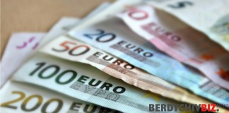 Куди віддавати порвані гроші Україна може змінити головну валюту для курсоутворення
