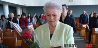 У Бердичеві орденами «За мужність» нагородили шістьох загиблих Героїв Мати загиблого героя. Бердичів