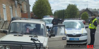Патрульні затримали ймовірного злочинця, який намагався заволодіти транспортним засобом Патрульні затримали ймовірного злочинця
