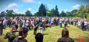 На кладовищі