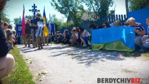 Героя зустрічають на колінах