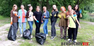 Бережімо природу та дбаємо про себе: акція “Жити в чистій країні” у Бердичеві Молодь прибирає сміття