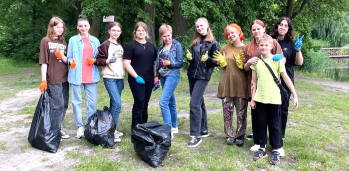 Молодь прибирає сміття