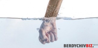 Бердичівляни! До припинення водопостачання 15 липня на 12 годин будьте готові! Бердичівводоканал "затоплює" виконком судовими хвилями