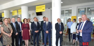 Нова інсталяція дружби прикрасила хол будівлі мерії Бердичева Мер Бердичева Сергій Орлюк ознайомив гостей з Європи з роботою