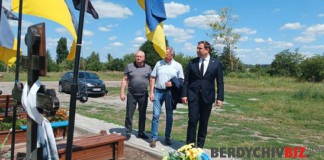 Мер міста Явора Emilian Bera вшанував пам’ять загиблих українських захисників Мер міста Явора Emilian Bera вшанував пам'ять