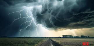Увага! Сьогодні уночі Бердичів чекає значний дощ з грозами та шквалом 15-20 м/с Шквал, вітер, гроза