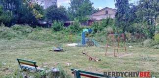 Мешканці Сингаївки цинічно загадили дитячий майданчик на Червоній горі?! Мешканці Сингаївки цинічно загадили дитячий майданчик на Червоній горі?!