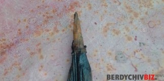 Аварія на водопроводі на Вінницькій: декілька мікрорайонів без води через шокуючий “ремонт” дерев’яними чопиками Аварія на водопроводі на Вінницькій