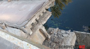 Чуднівський міст у Бердичеві: міський голова запевняє — ходити можна