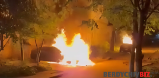 Уночі у Бердичеві підпалили два автомобілі на вулиці Житомирській Уночі у Бердичеві підпалили два автомобілі на вулиці Житомирській