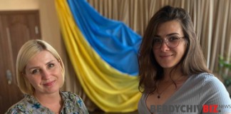 Бердичівські волонтери отримали допомогу від працівників міськрайонного суду на плетіння маскувальних сіток для ЗСУ Бердичівські волонтери отримали допомогу