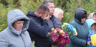 Швайківська громада на початку зими: допомога ЗСУ, акція проти насильства та пам’ять про Героїв На завершення церемонії учасники заходу поклали квіти
