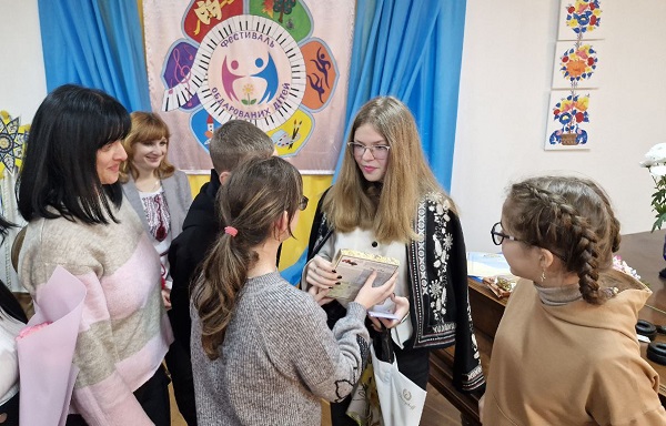 Прийшли привітати Діану її знайомі, рідні, друзі та просто поціновувачі мистецтва