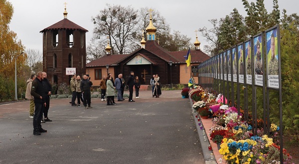Для гостей організували екскурсію парком у центрі села