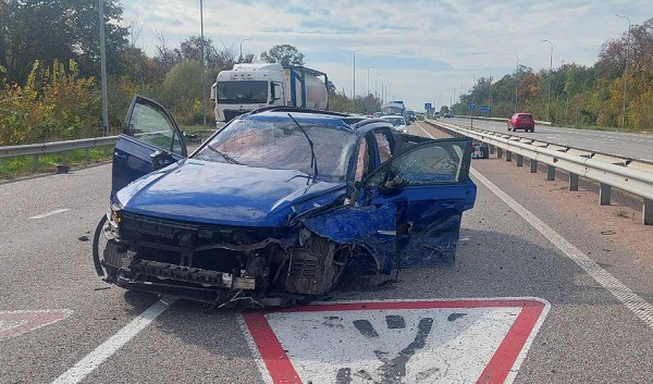 Водій Peugeot не дав дорогу автомобілю Volkswagen