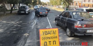 Жахлива ДТП у Бердичеві: Мерседес, Шкода та Нісан зіткнулися на вулиці Вінницькій, постраждала жінка у реанімації Жахлива ДТП у Бердичеві: Мерседес, Шкода та Нісан зіткнулися