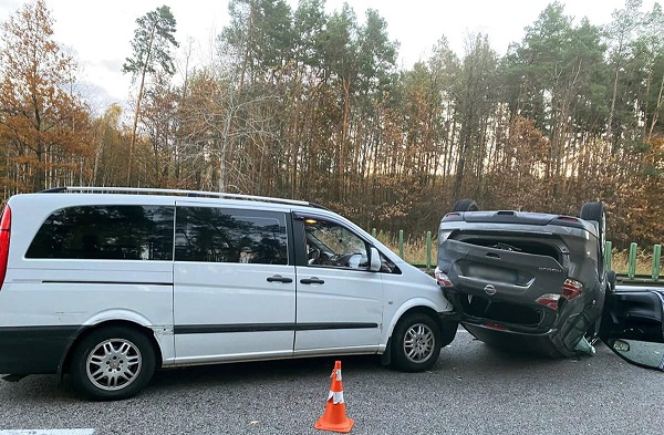 Сталася аварія за участю легковика «Nissan» та мікроавтобуса «Mercedes»
