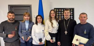 Священник ПЦУ отець Костянтин Карпенко нагородив бердичівських волонтерів Священник ПЦУ отець Костянтин Карпенко нагородив бердичівських волонтерів