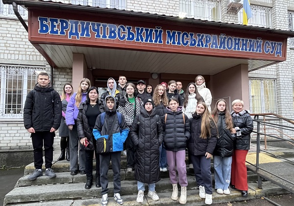 Цікавою частиною екскурсії стало знайомство із залою судових засідань