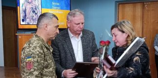 У Бердичеві родинам загиблих Захисників України вручили державні нагороди У Бердичеві родинам загиблих Захисників України вручили державні нагороди