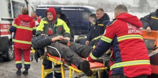 У Бердичеві врятували трьох працівників АЗС, які впали у ємність з паливом отруїлися парами нафтопродуктів У Бердичеві врятували трьох працівників АЗС