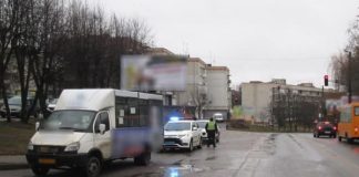 У Бердичеві маршрутний автобус травмував пасажирку на зупинці У Бердичеві маршрутний автобус травмував пасажирку