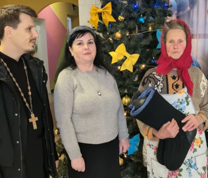 Колектив Маркушівського ліцею та громада села передали на фронт 46 пар валянків