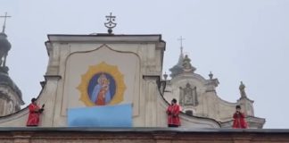 У Бердичеві відновлено фреску Матері Божої Бердичівської над брамою монастиря босих кармелітів У Бердичеві відновлено фреску Матері Божої Бердичівської