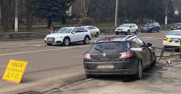 Водійка Renault Megane врізалася в паркан