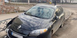 Бердичівлянка на Renault Megane врізалася в паркан: постраждала 20-річна пасажирка Бердичівлянка на Renault Megane врізалася в паркан
