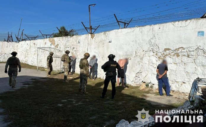 Скандал у Райківській колонії: зекам допомога працівник установи