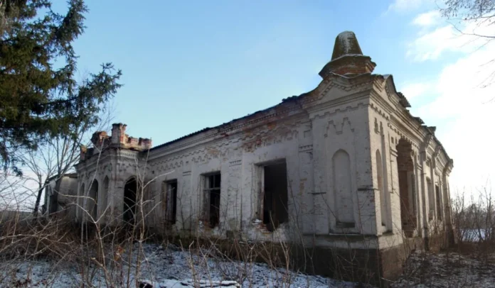 У селі Іванківці біля Бердичева продають неоготичний замок
