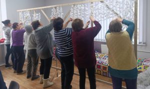Плетіння маскувальних сіток у Швайківській громаді
