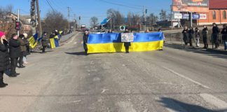 У Гришківцях громадяни перекрили дорогу, щоб вшанувати загиблих героїв ЗСУ У Гришківцях громада перекрила дорогу, щоб вшанувати загиблих героїв ЗСУ