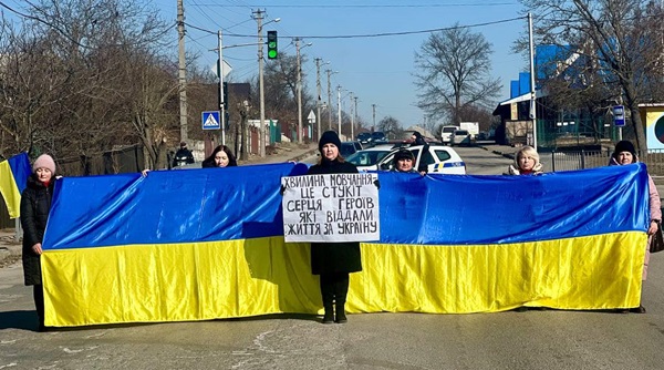 У Гришківцях громада перекрила дорогу, щоб вшанувати загиблих героїв ЗСУ